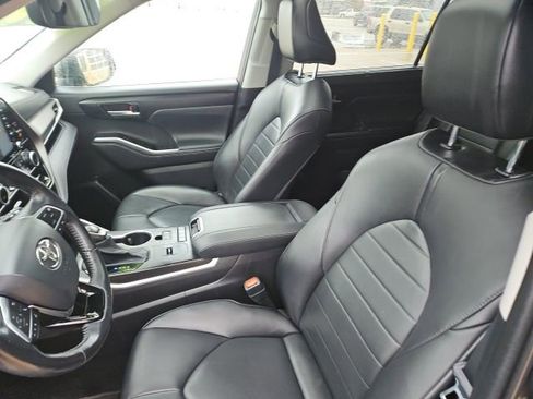 Used 2020 Toyota Highlander XLE image 15