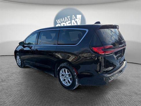 Used 2025 Chrysler Pacifica Select image 6