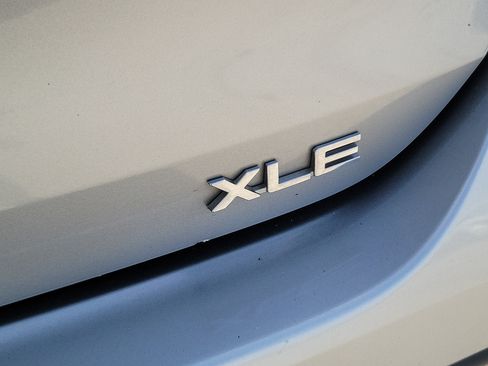 Used 2021 Toyota Highlander XLE FWD image 32