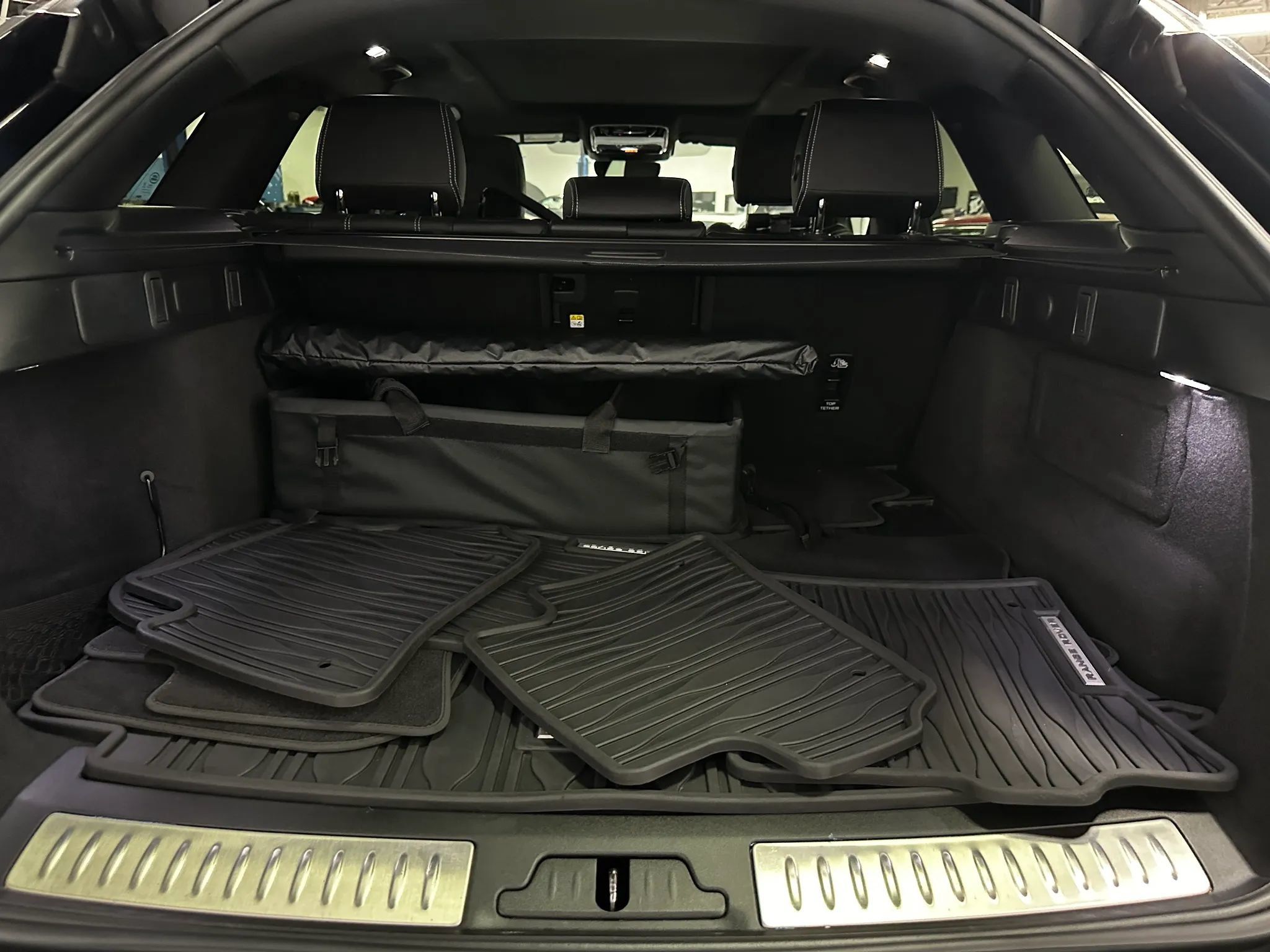 Used 2023 Land Rover Range Rover Velar S AWD/4WD image 17