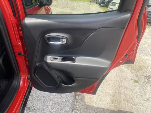 Used 2019 Jeep Renegade Altitude w/ Quick Order Package 2XM AWD/4WD image 11