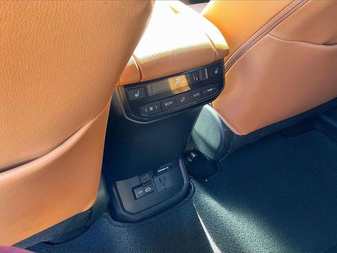 Used 2024 Toyota Highlander Platinum image 16