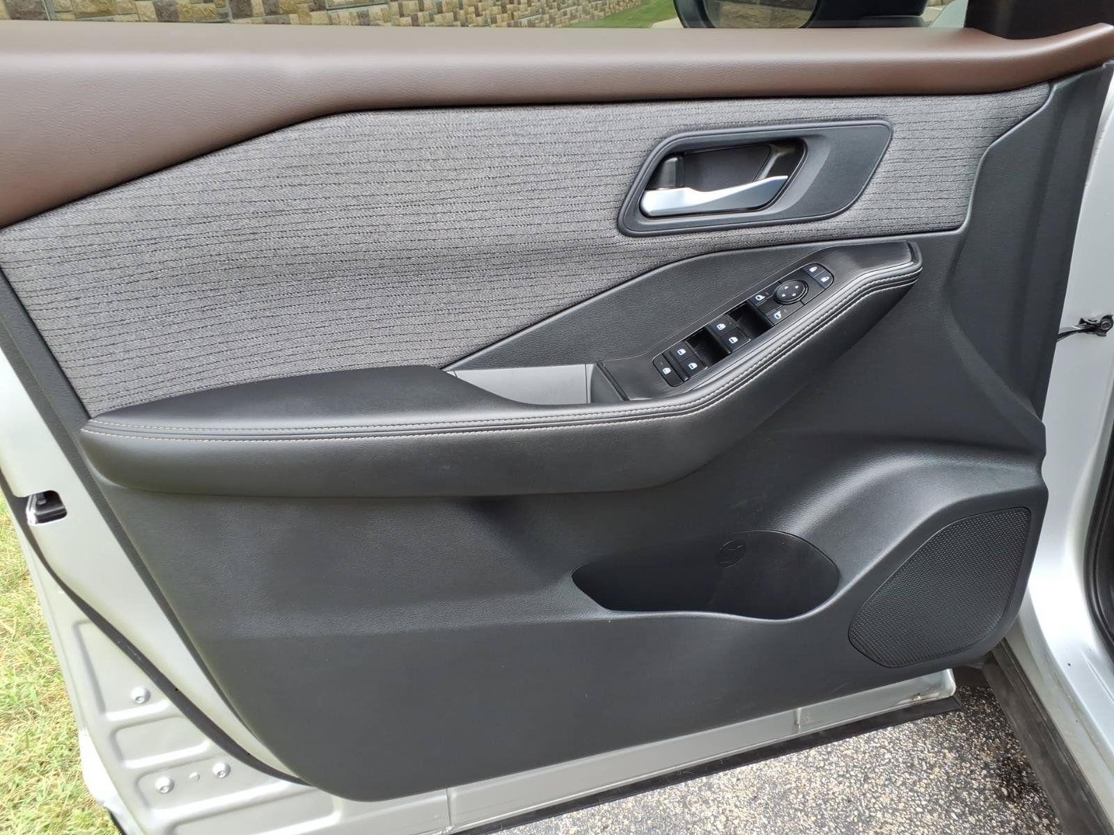 Used 2021 Nissan Rogue SV AWD/4WD image 14