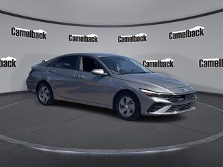 Used 2024 Hyundai Elantra SE image 1