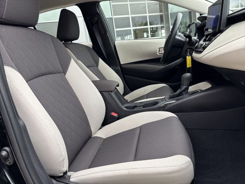 Used 2025 Toyota Corolla LE image 28