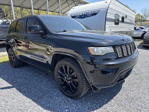 Used 2018 Jeep Grand Cherokee Altitude image 2