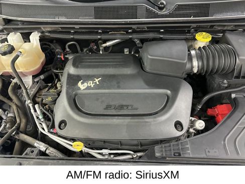 Used 2020 Chrysler Pacifica Touring-L image 18