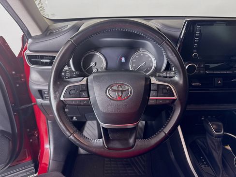 Used 2022 Toyota Highlander XLE AWD/4WD image 12