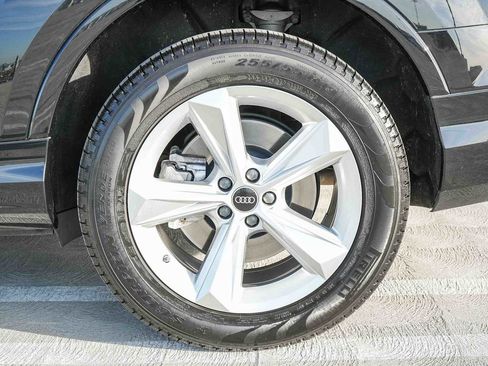 Used 2022 Audi Q7 Premium image 13