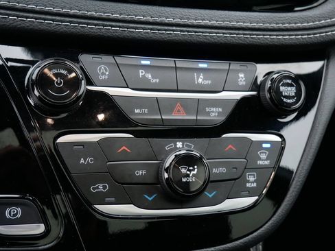 Used 2025 Chrysler Pacifica Limited FWD image 23