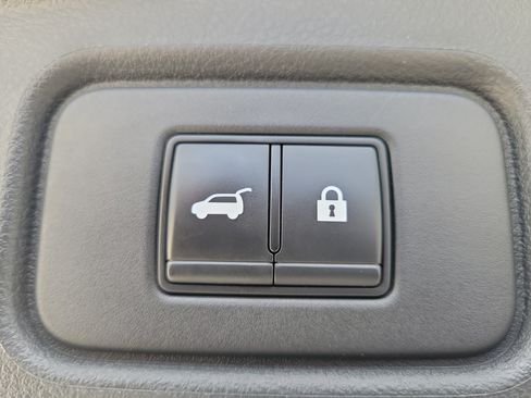 Used 2022 Nissan Pathfinder SL FWD image 8