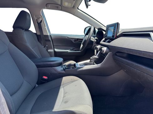Used 2021 Toyota RAV4 LE w/ Carpet Mat Package (TMS) FWD image 17