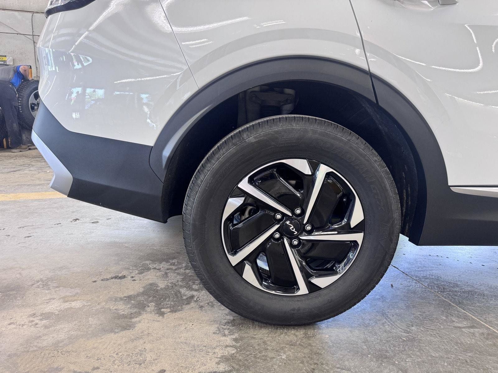 Certified 2025 Kia Sportage LX AWD/4WD image 37