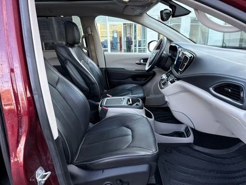 Used 2017 Chrysler Pacifica Limited w/ UConnect Theater Package image 9