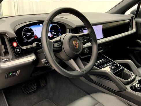 Used 2025 Porsche Cayenne image 4