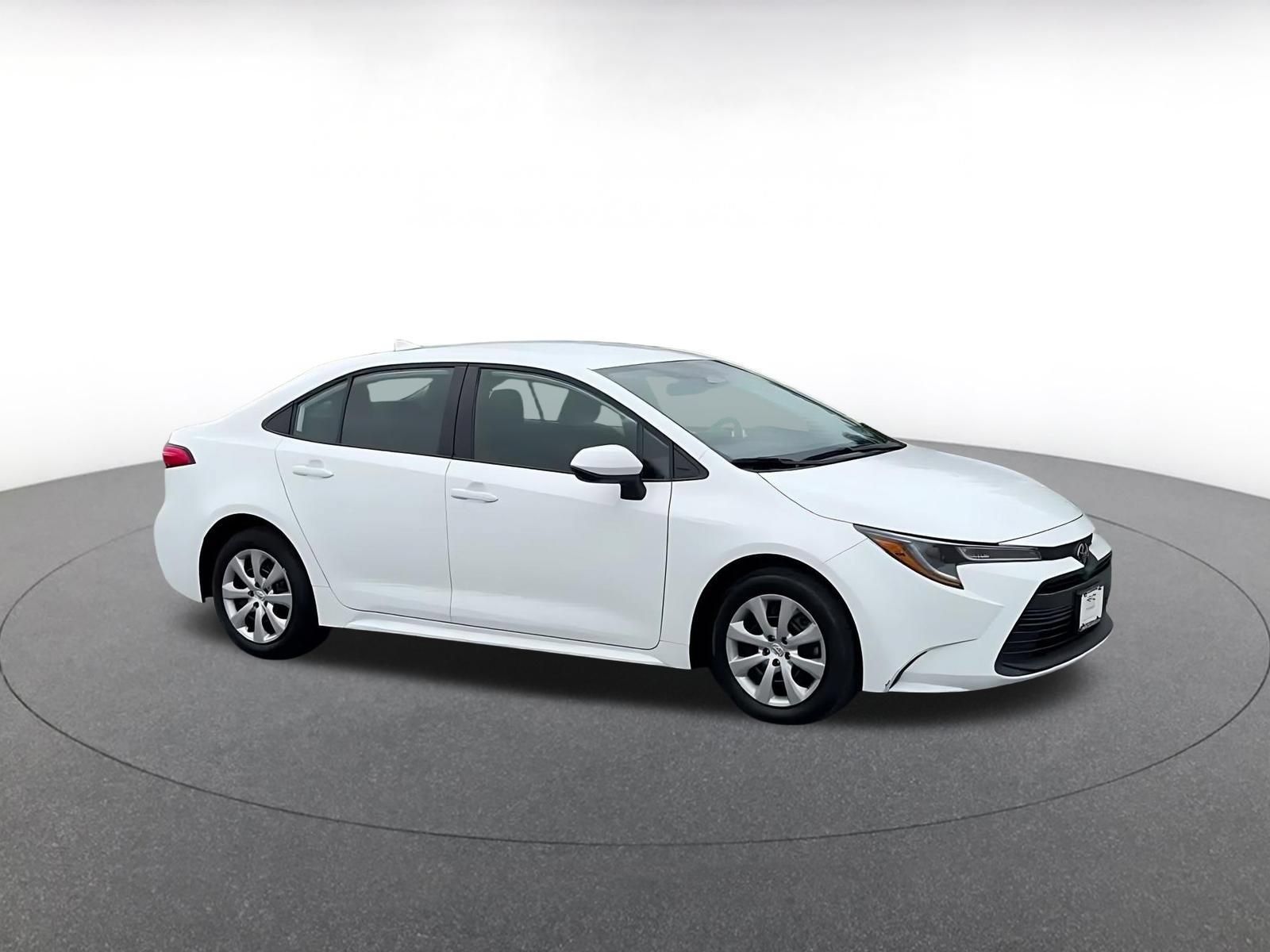 Used 2025 Toyota Corolla LE FWD image 2