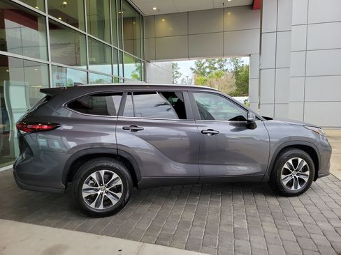 Used 2024 Toyota Highlander XLE image 7