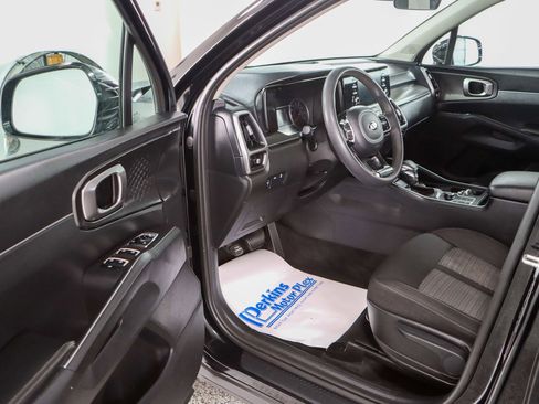 Used 2021 Kia Sorento LX image 3