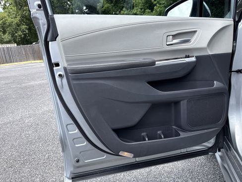 Used 2022 Toyota Sienna XLE image 17