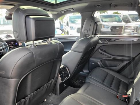 Used 2020 Porsche Macan S image 9