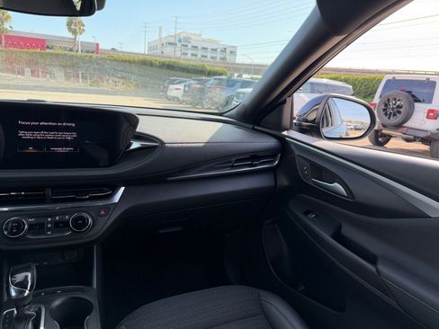 Used 2025 Buick Envista Preferred image 33