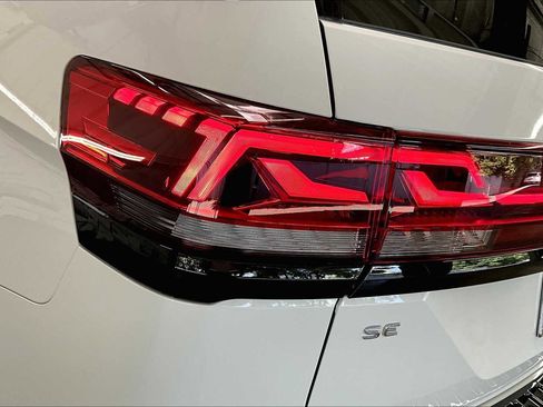 Used 2025 Volkswagen Atlas Peak Edition SE image 33