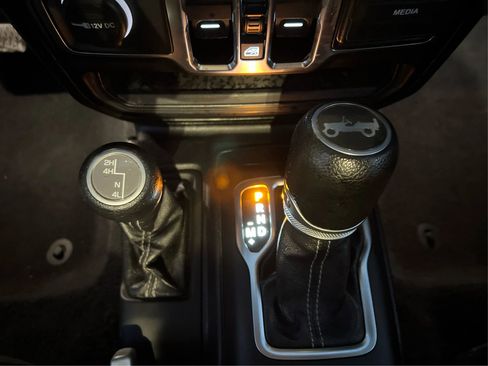 Used 2020 Jeep Wrangler Unlimited Sahara image 33