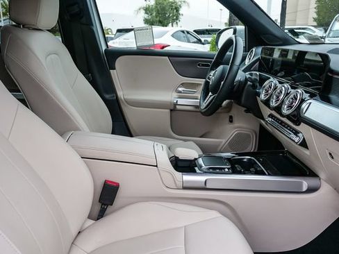 Used 2022 Mercedes-Benz GLB 250 4MATIC image 17