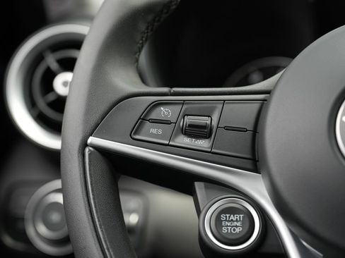 Used 2017 Alfa Romeo Giulia AWD image 47