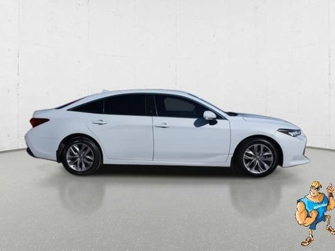 Used 2022 Toyota Avalon XLE image 3