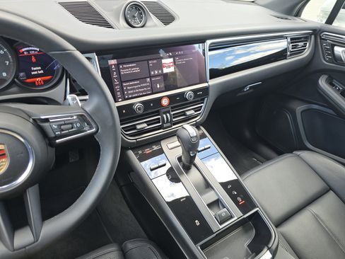 Certified 2025 Porsche Macan image 22