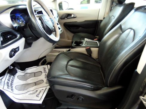 Used 2018 Chrysler Pacifica Limited w/ Tire & Wheel Group image 6
