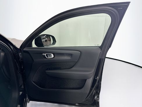 Used 2023 Volvo XC40 Recharge Plus image 32