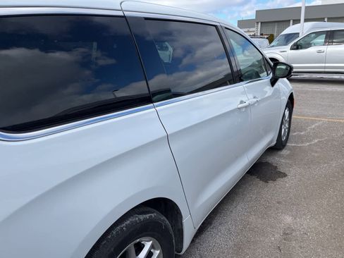 Used 2025 Chrysler Pacifica Select image 16