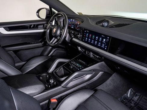 Used 2025 Porsche Cayenne Coupe image 14