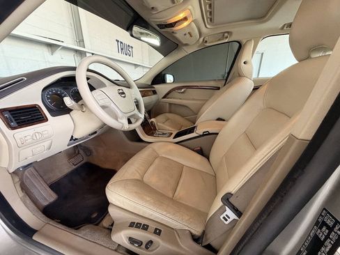 Used 2010 Volvo V70 FWD image 17