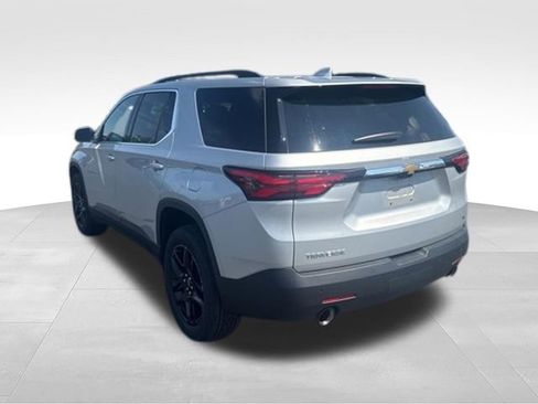 Used 2022 Chevrolet Traverse LT FWD image 2