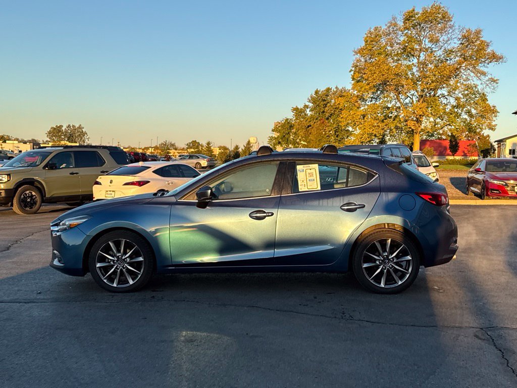 Used 2018 MAZDA MAZDA3 Grand Touring w/ Premium Equipment Package FWD image 4