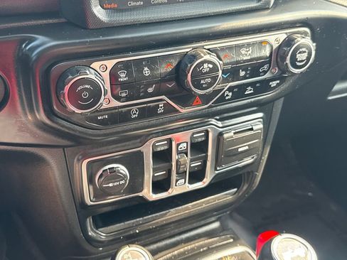 Used 2022 Jeep Wrangler Unlimited Sahara AWD/4WD image 24