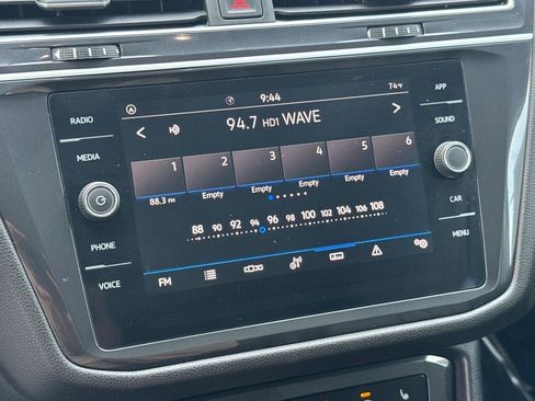 Used 2024 Volkswagen Tiguan SE w/ Panoramic Sunroof Package FWD image 24