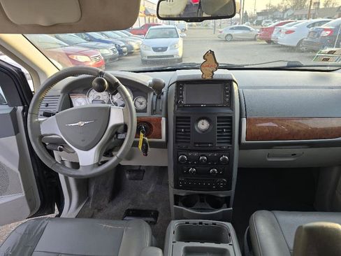 Used 2008 Chrysler Town & Country Touring image 13