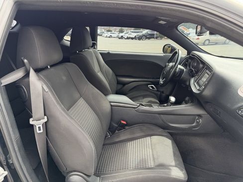 Used 2015 Dodge Challenger SXT image 30