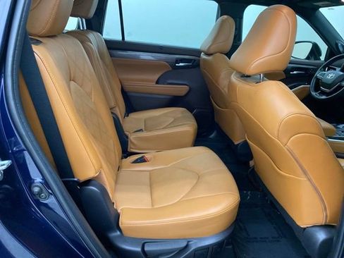 Certified 2022 Toyota Highlander Platinum image 40