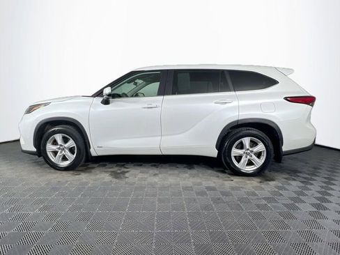 Used 2023 Toyota Highlander LE AWD/4WD image 3