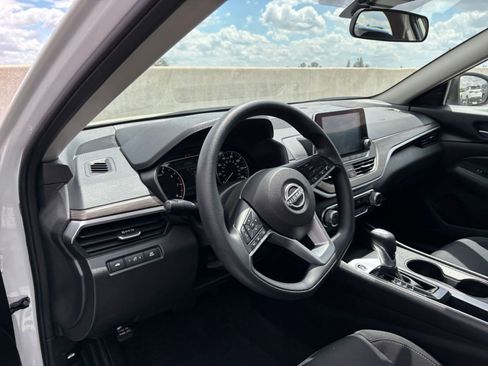 Used 2025 Nissan Altima 2.5 SV FWD image 34