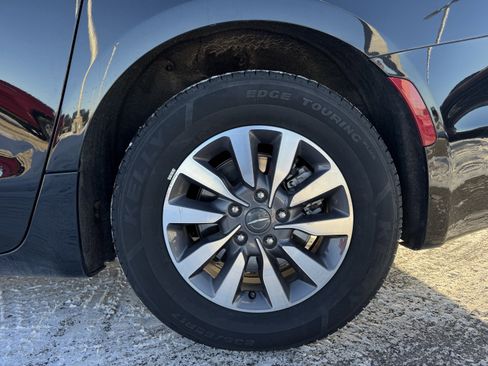 Used 2024 Chrysler Pacifica Select image 20