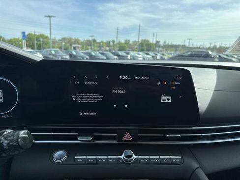 Used 2024 Hyundai Elantra SEL w/ Convenience Package FWD image 17