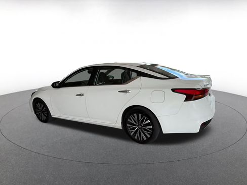 Used 2025 Nissan Altima 2.5 SV FWD image 9