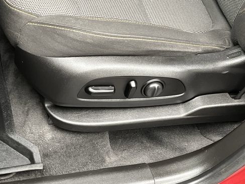 Used 2020 Chevrolet Traverse LT image 9