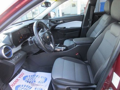 Certified 2025 Chevrolet Trax LT w/ LT Convenience Package image 17